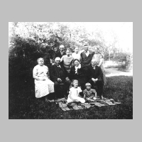104-0054 Bei Oma und Opa Laupichler im Garten. Vorne sitzend die Enkelkinder Sigrid und Inge.jpg